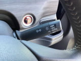 【オートライト(AUTO)】外の明るさをシステムが感知して、自動でヘッドライトが点灯します。ヘッドライトつけ忘れを防ぐ便利機能です