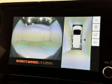 パノラミックビューモニターを装備。駐車場や交差点でクルマを真上から見るように周囲を確認できます。機能の詳細は販売店スタッフまでおたずねください。
