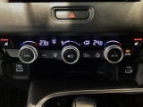オートエアコンは左右席で独立温度コントロールが可能です。運転席はキンキンに冷やして助手席はマイルドにと言った設定が可能です☆暑さ寒さでケンカすることもなくなりますね♪