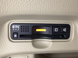ハンドルの左下にETCがついています。高速道路の料金所の通過も楽々です。 カードの取り出しもしやすい場所についています。