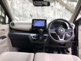 運転席からの視界が左右に広く隅々まではっきりと見渡せます。クルマの前端も把握しやすく安心して運転できます。