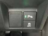 VSA装備車です。VSAはドライバーの操作と車の動きを見守っています。もし車の挙動が乱れたとき、4輪別々にブレーキをかけたり、エンジンパワーをしぼることによって車を安定させます。