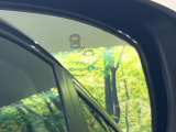 【ブラインドスポットインフォメーション】走行中、ドアミラーの死角になりやすい箇所に後続車が接近するとサイドミラー付近に警告を表示、ドライバーに注意喚起をしてくれます。