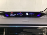 デジタル表示のスピードメーターとタコメーターを大きく配した見やすいメーター部になっています。左側のインフォメーション画面でオドメーターや燃費などの情報を確認できます。