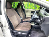 運転席まわりには十分なスペースがあり、大柄な方でもゆったり運転していただける環境です。