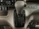CVT車のセレクトレバーです。低速から高速まで、変速ショックのないスムーズな走りを実現するとともに、エンジン効率のよい領域を維持することで燃費にも貢献します。
