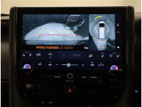 バックモニター付き。駐車の際のサポートとなり、必須アイテムのひとつですよね。それでも、バックする際は必ずご自身の目で確認をしてください。パノラミックビューで上から見下ろした視点でも確認できます!