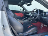 厚みのあるシートは座り心地も良く運転席も助手席もリラックスしてゆったりと座れます!