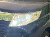 【LEDヘッドライト】悪天候や夜間走行時も良好な視界を確保し安心して運転できる高輝度LEDヘッドライトを装備!点灯速度が早く、消費電力も抑えられています。