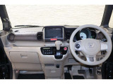 操作性に優れた運転席となります!小物入れや各ボタンの配置にこだわり、使いやすいです!座り心地もよく視認性も良好なのでロングドライブもお任せ下さい!