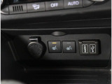 運転席と助手席にはシートヒーターを装備、HDMI端子とUSB端子、DC12V120W電源が付いています。
