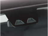 ステレオカメラとソナーセンサーが歩行者や先行車、障害物などのさまざまな情報を的確に捉え、運転者に注意を促したり、緊急ブレーキを作動。多彩な安全機能があなたのドライブをアシストするスマートアシスト付です