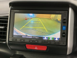 リバースギアに入れるだけで後方の表示へ切り替わります。夜間や雨の日の駐車も楽になりますよ。