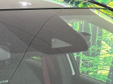 【エマージェンシーブレーキ】走行中に前方の車両等を認識し、衝突しそうな時は警報とブレーキで衝突回避と被害軽減をアシスト。より安全にドライブをお楽しみいただけます。