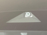 【エマージェンシーブレーキ】走行中に前方の車両等を認識し、衝突しそうな時は警報とブレーキで衝突回避と被害軽減をアシスト。より安全にドライブをお楽しみいただけます。