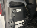 ウインチベルトの巻き取りは2段階の操作調整が可能。力強く安定した作動で車いすの乗り入れをサポートします。