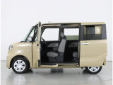 乗り降りが快適な両側電動スライドドア搭載!