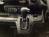 運転席周辺のスマートなレイアウトが、操作のしやすさを実現。快適なドライブをサポートします。手元で操作ができる、電子制御パーキングブレーキ。