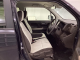 【ベンチシート】運転席と助手席の移動もスムーズ!狭い駐車場での乗り降りや、お子様の乗り降りにも便利です。座席の間にコンソールボックスやドリンクホルダーがないため、車内空間が広く感じます。