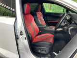 【専用スポーツシート】ホールド性に優れ、カーブ時の体が流れを抑制してくれます。また、体にフィットするから腰や背中が疲れにくく、ロングドライブや高速走行でも快適にお過ごしいただけます♪