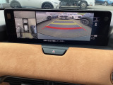 狭い場所での駐車やすれ違いなどでより的確な運転操作に役立つ360&deg;ビューモニターが装備されています。