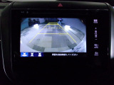 バックカメラの画像です。ガイドラインがスムースな車庫入れをサポートいたします。車庫入れの安心感がアップしますね。