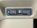 ハンドルの左下にETCがついています。高速道路の料金所の通過も楽々です。 カードの取り出しもしやすい場所についています。