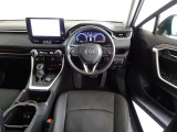 革巻きステアリングで快適な操作性の運転席です。