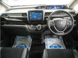 運転にかかわる様々な操作を安全に行えるように視点移動が少なく、操作性に配慮されたスイッチ類が凝縮されたコクピットです。