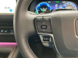 運転中、オーディオの操作をしてて、ハッとしたことはありませんか?ステアリングスイッチは、運転中でもハンドルでオーディオの操作が可能です。安全なドライブをサポートします。