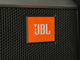 【JBLサウンドシステム】メーカーオプションの高品位サウンドシステムを搭載。専用のチューニングが施された大小様々なスピーカーから良質なサウンドが奏でられ、臨場感あふれる音響空間を演出します。