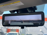 【スマートリヤビューミラー】後席の大きな荷物や同乗者で後方が確認しづらい時でも安心!カメラが撮影した車両後方の映像をルームミラー内に表示。クリアな視界で状況の確認が可能です!