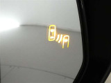 ブラインドスポットモニター装備。隣車線を走る車両を検知。ドアミラーでは確認しにくい後、側方エリアに存在する車両や急接近してくる車両も検知しドアミラーに搭載されたLEDインジケーターが点灯します。
