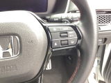 Hondaセンシングの機能のひとつ、アダプティブクルーズコントロール付!アクセルから足を離しても設定したスピードと前車との車間を保ち走行してくれます!車線維持もアシスト☆高速道路で疲労軽減ですね☆