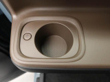カップホルダーは運転席や助手席からちょうど手の届く位置です!!