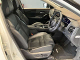 運転席まわりです。運転席からの視界が左右に広く隅々まではっきりと見渡せます!クルマの前端も把握しやすく安心して運転できます!