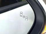 【ブラインドスポットモニター】走行中、ドアミラーの死角になりやすい箇所に後続車が接近するとサイドミラーのレンズに警告を表示!ドライバーに注意喚起をしてくれます。