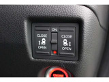 リア左右側パワースライドドア リモコンなどで自動開閉。Hondaスマートキーを携帯していれば、軽い力で解錠とドアオープンが行えます。半ドア状態まで閉めると、自動的に全閉する機能付き。