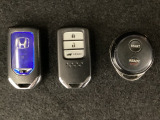 スマートキーを装備しています。鍵を差し込むことなくドアの開閉と、トランクが開けられる電動テールゲートのボタンもついています。加えて、純正リモコンエンジンスターター用の操作キーもついています。