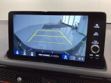 リバースギアに入れるだけで後方の表示へ切り替わります。夜間や雨の日の駐車も楽になりますよ。