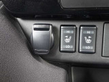 運転席と助手席に加え、後部座席にもシートヒーターを装備しています。冬場は必需品です!