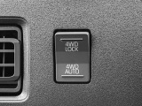 【切替式4WD(四輪駆動)】スイッチで2WD&hArr;4WDを切替え、目的に合った選択が可能です!4WDでは砂利道や沼るみの悪路、雪や雨の日などの滑りやすい路面で安全性を高めます!