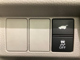 VSA装備車です。VSAはドライバーの操作と車の動きを見守っています。もし車の挙動が乱れたとき、4輪別々にブレーキをかけたり、エンジンパワーをしぼることによって車を安定させます。