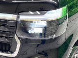 【LEDヘッドライト】悪天候や夜間走行時も良好な視界を確保し安心して運転できる高輝度LEDヘッドライトを装備!点灯速度が早く、消費電力も抑えられています。
