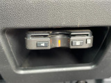 【ETC】有料道路を利用する際に料金所で停止することなく通過できる、ETC車載器(ノンストップ自動料金収受システム機器)が装備されています。セットアップを行うことで利用可能になります。