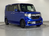 狭い駐車場でも、スライドドアならチャイルドシートへのお子さまの乗降や荷物の積載もスムーズ。とても便利な【両側電動スライドドア】ドアハンドを少し引くだけでリアドアが自動開閉します。