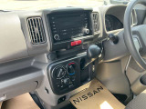 シフトレバーは簡単操作で運転もしやすくなっております!!