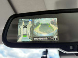 ディスプレイ付ルームミラーでクルマを上空から見下ろしているかのように、状況を把握できます。さらにタイヤアングルガイドも付いて、バックでどう車が動くかが分かって、車庫入れなどに便利ですね!