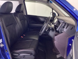 フロントシートはベンチシートです。ベンチシ―トは運転席と助手席の移動もスムーズ!狭い駐車場での乗り降りに便利です。シートの間にコンソールボックスやドリンクホルダーがないため、車内空間も広く感じます