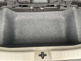 ラゲッジルーム下には車載工具を収納。